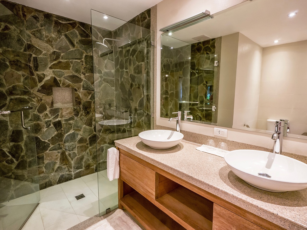 自然石使用　浴室・バスルームのイメージ画像